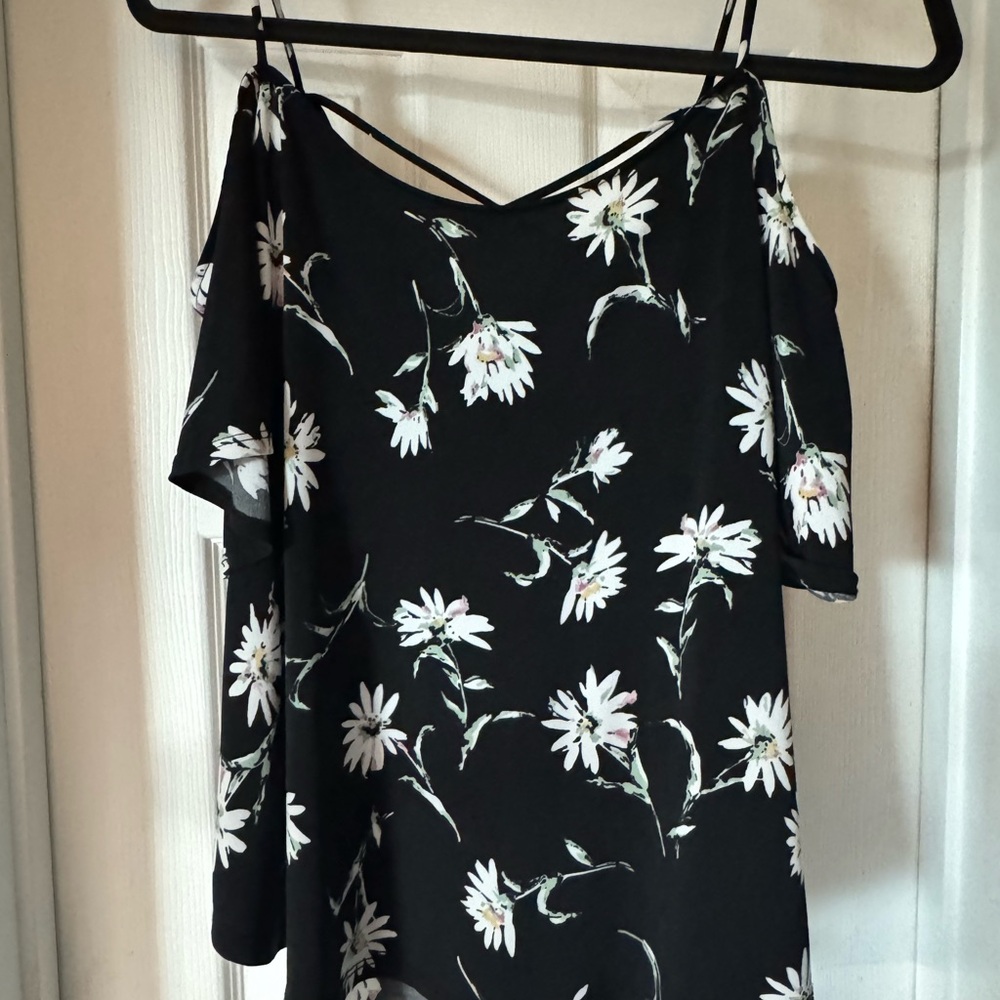 Kayleigh Valletta Cold Shoulder Back Detail Floral Print Top in Size Medium - Picture 3 of 4